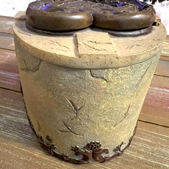 Vintage Gothic Jewelry Box and Decor - Picture 3 of 8